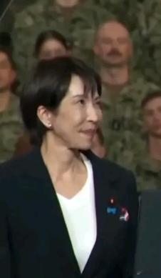 高市早苗求见中方失败，她终于意识到自己没办法一直躲在幕后，于是她选择十分罕见地对