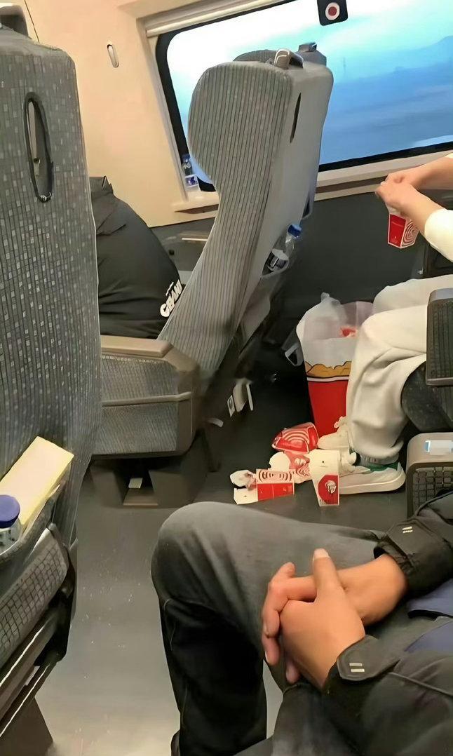 我真的很想告诉她，高铁一等座的小桌板在哪里……
