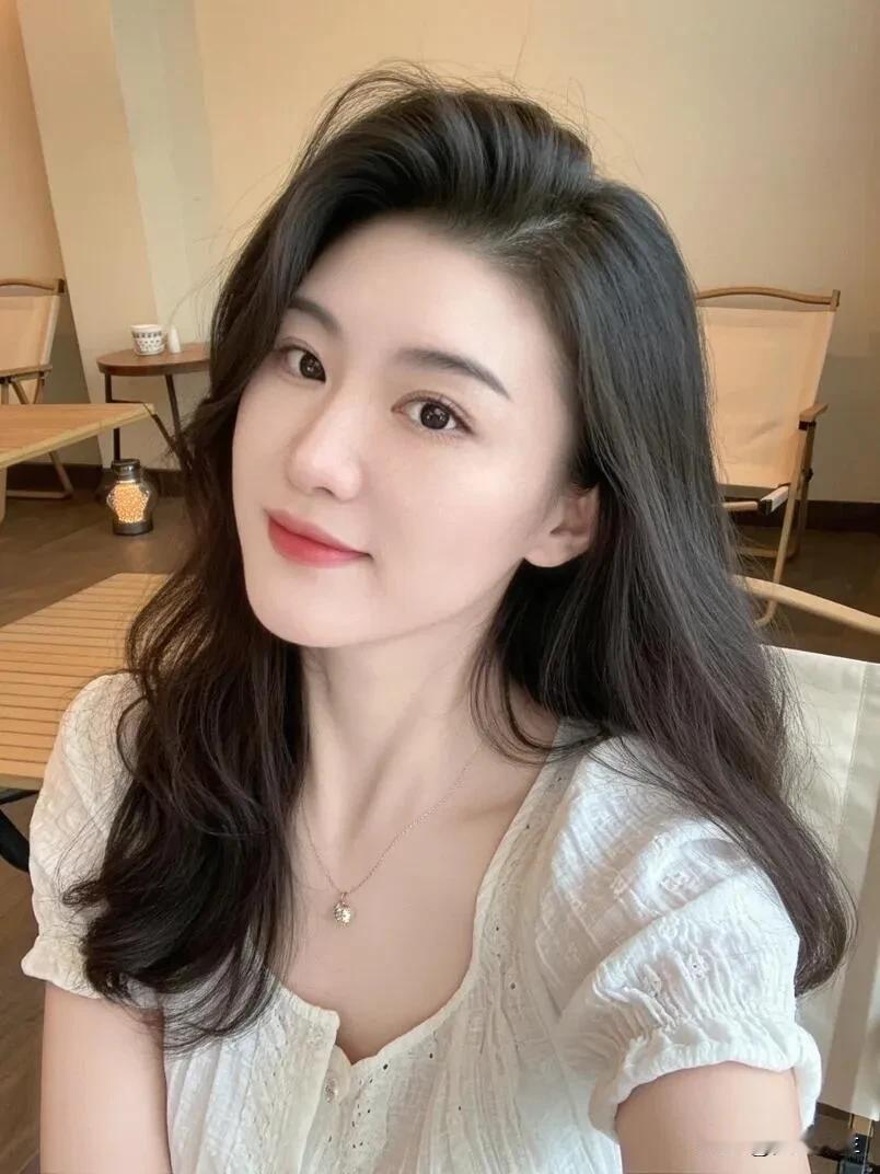 夜晚的温泉最浪漫，泡的是一半诗意，一半烟火，不辜负风景，不辜负月光，星空帷幕，晚