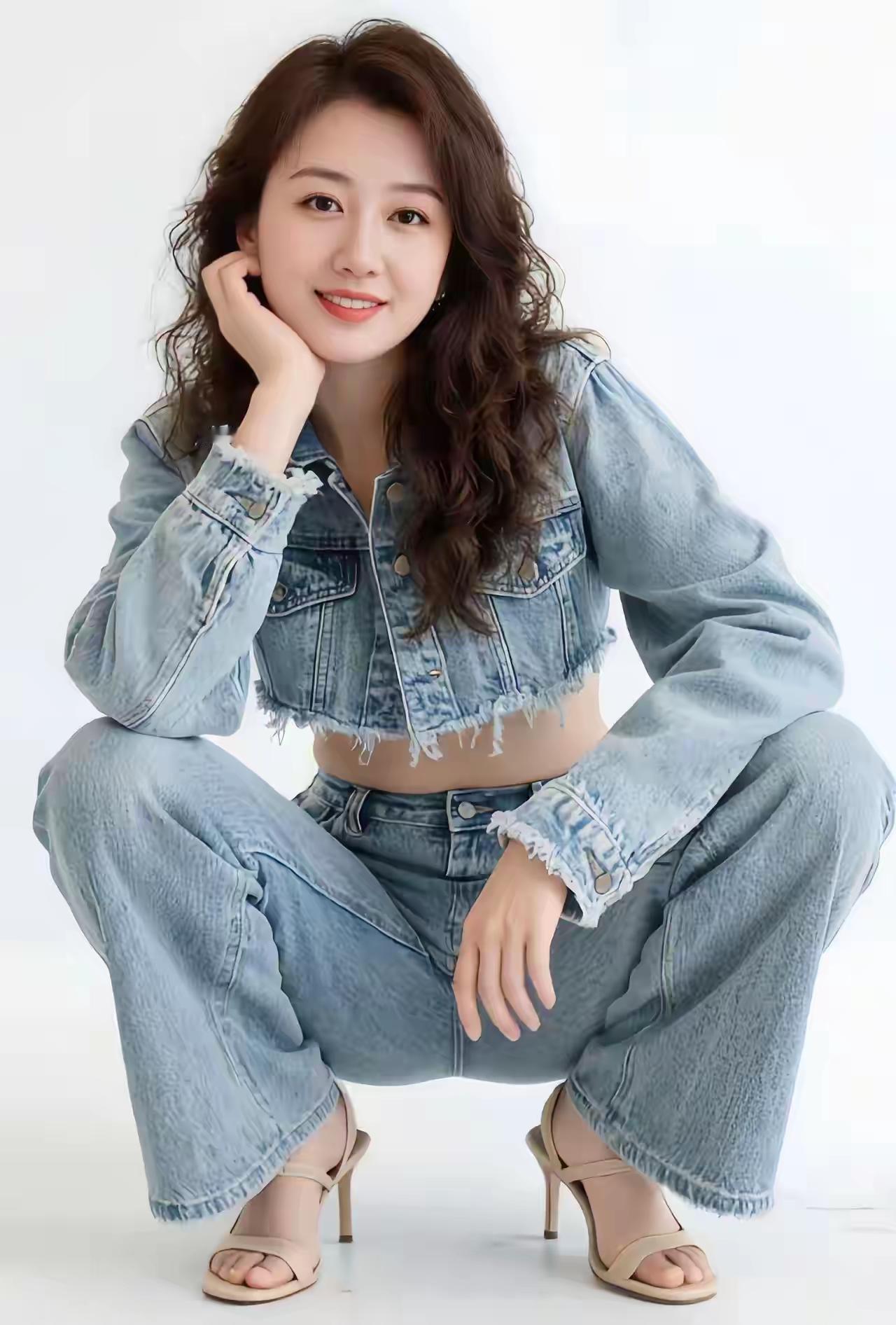 这问题就像在问蛋糕和馒头哪个更值得吃。美貌就像蛋糕，好看又吸睛。走在街上，漂亮