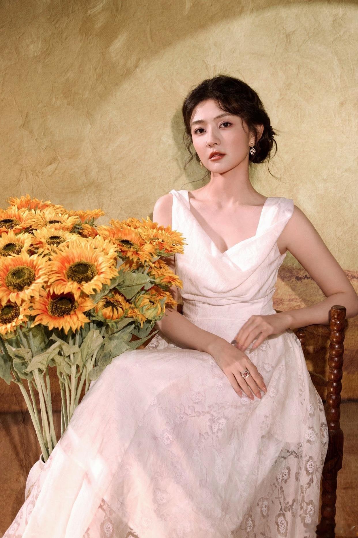 《刺棠》完整主演阵容流出，其中梁洁出演女二引发不少讨论。自从《白色橄榄树》之后，