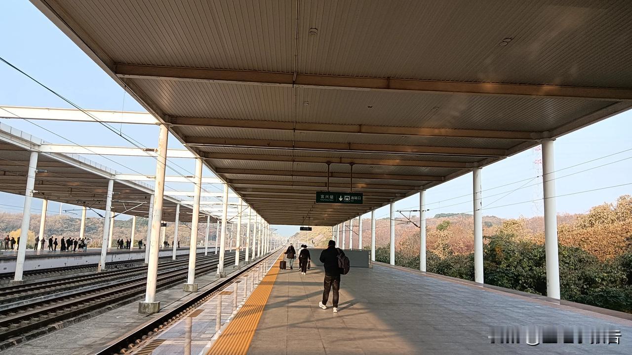 宁杭高铁江苏境内的车站都是由南京直属站管理的，这和同属于无锡的江阴站不同。