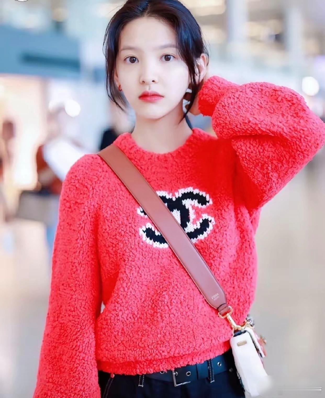 白鹿早期与章若楠撞衫香奈儿毛衣，你们觉得谁穿赢了？