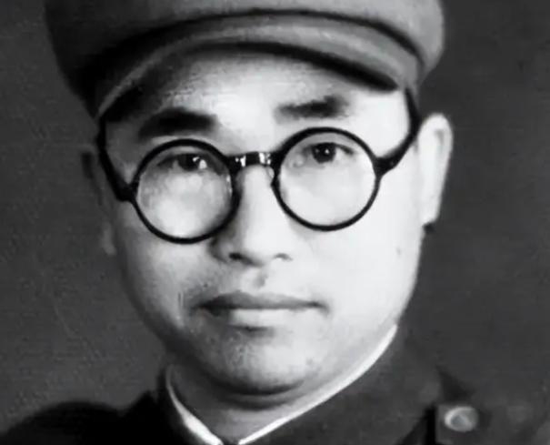 抗战时期聂帅正开会，突然外面一阵枪响，他以为有敌袭立即冲出去，定睛一看，自己的爱