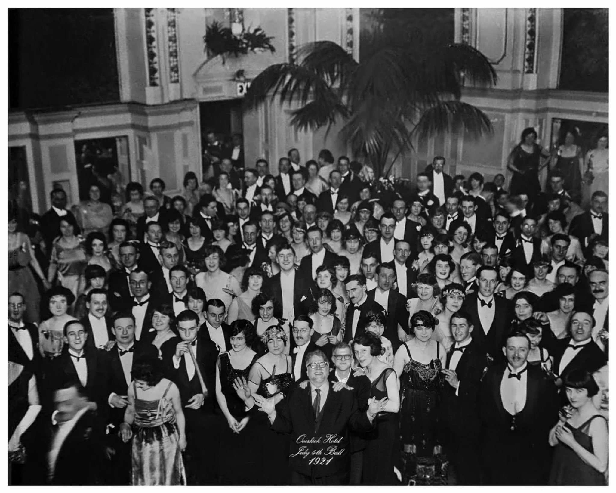 哈哈哈哈导演们会玩呀！本届奥斯卡提名者合影现场，吉尔莫·德尔·托罗对保罗·托马斯