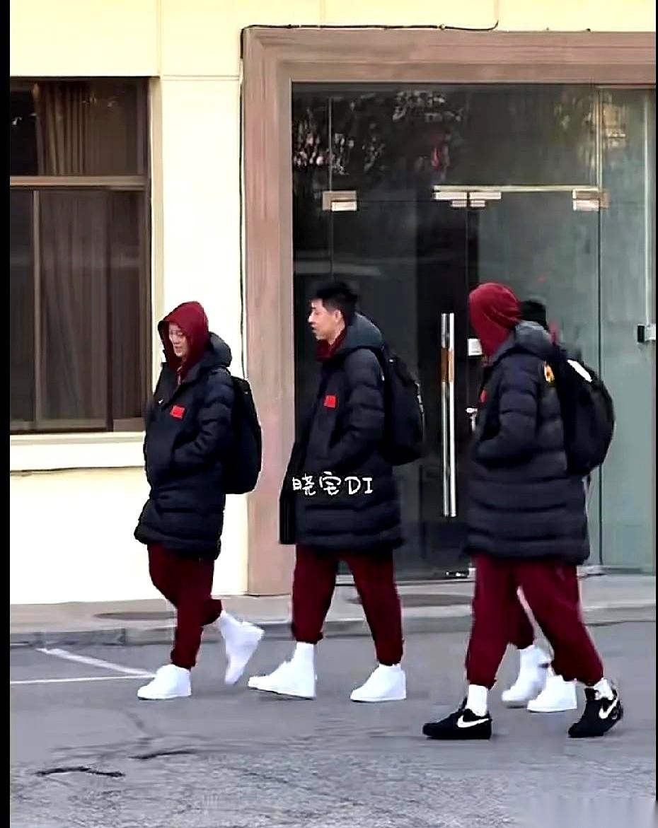 哥几个上一秒还在全运会拼命，下一秒就裹着大棉袄在北京集合了。连口气儿都没喘匀。