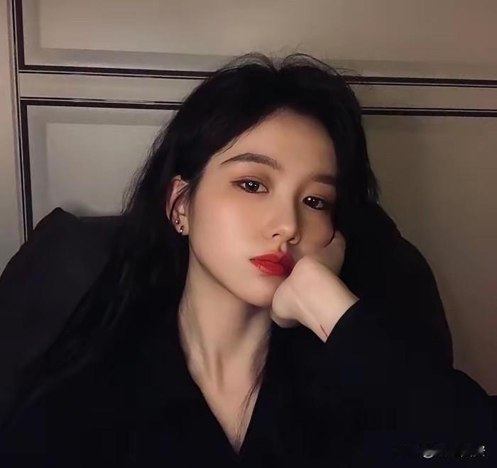 如何让自己看起来，更稳重。任何时候，都要管住嘴巴，该说的，不全说。