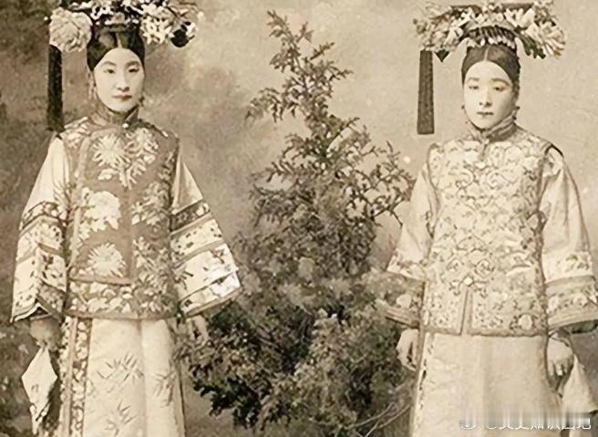 1913年，37岁的大内总管小德张对着曾经的主子五格格说道：格格现在大清朝已经完