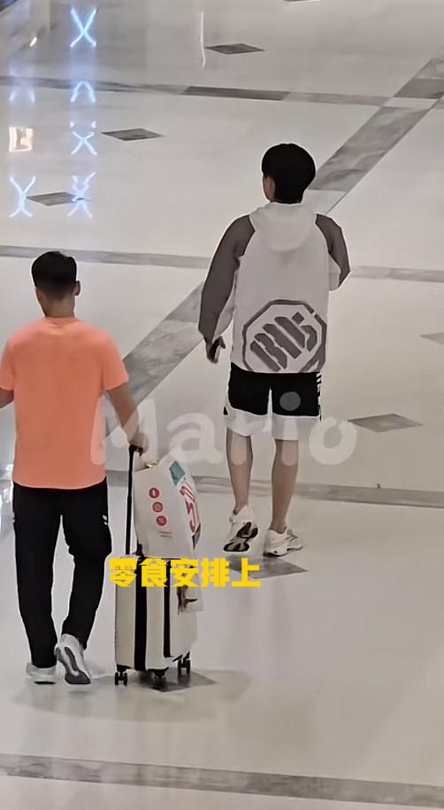 黑子其实也是稀罕大头稀罕的不行，要不逮着他不放[大笑]小豆包在大头面前就是一个