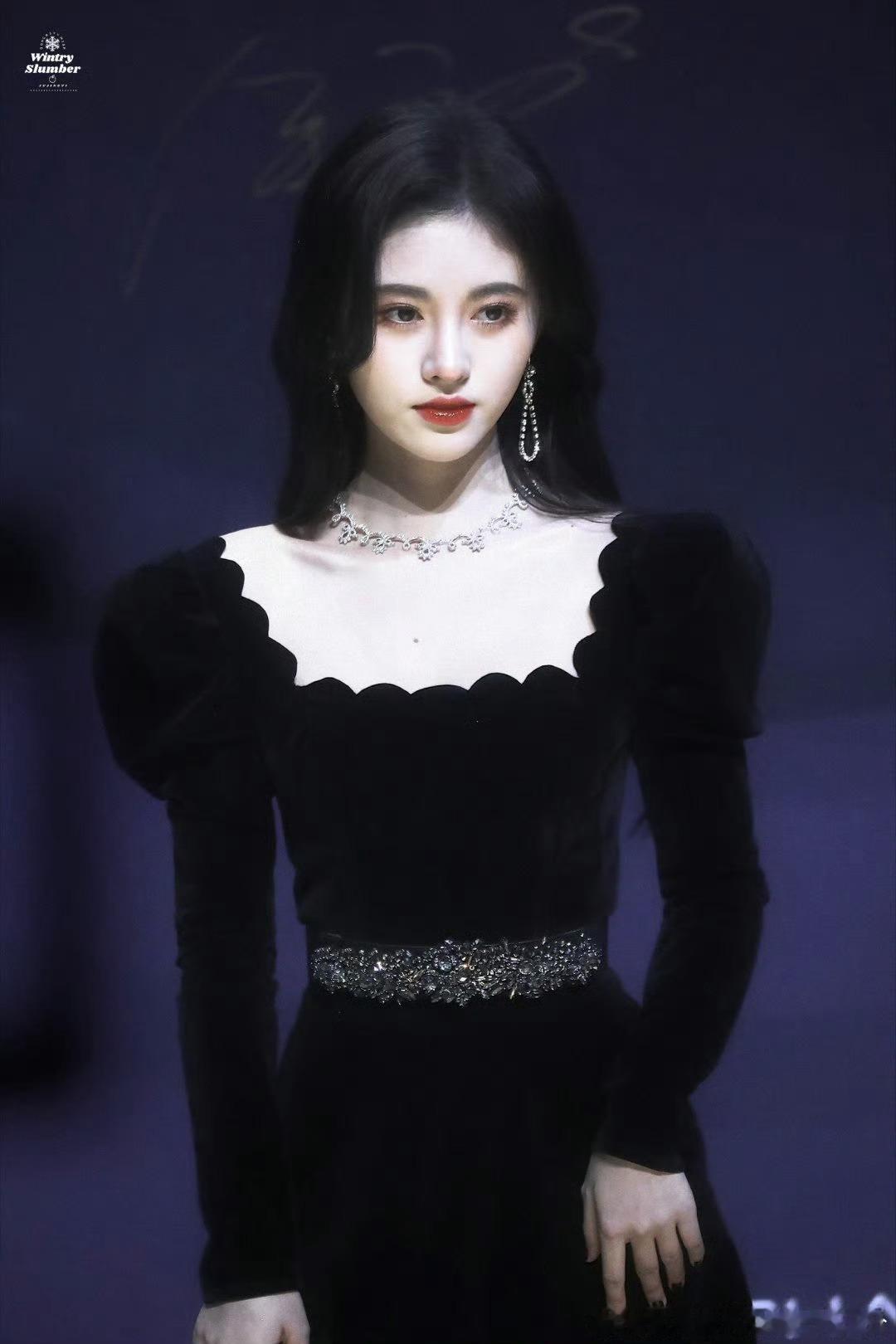 杜华想挖走鞠婧祎化妆师谁知道呢鞠姐最出圈的那一次妆是自己画的此女还是底子太好