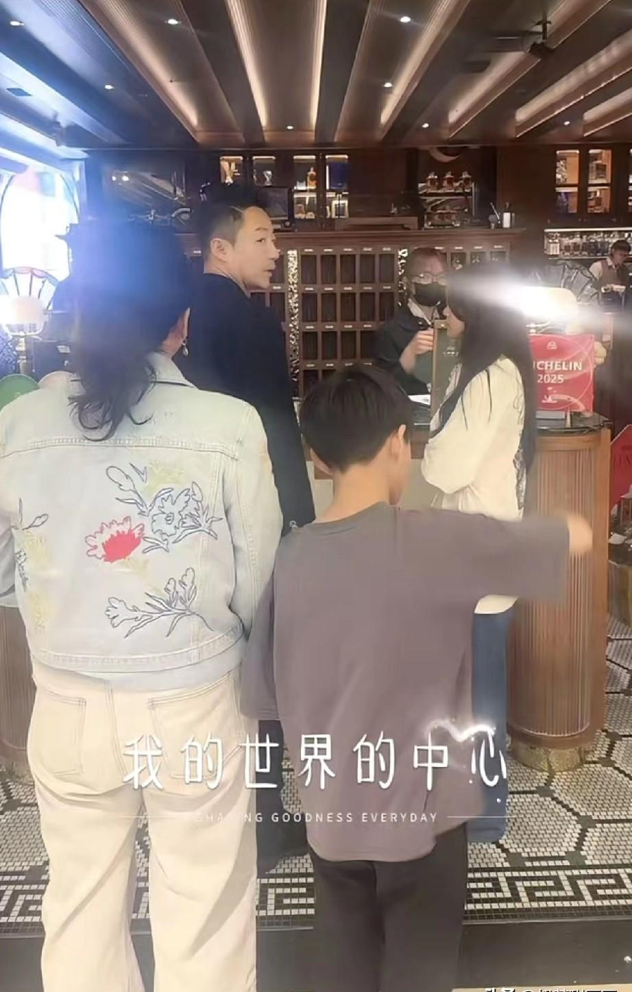 再闹腾的家庭也能回暖。兰姐和汪大爷在台北露面了。照片上，老太太一手牵着活泼孙