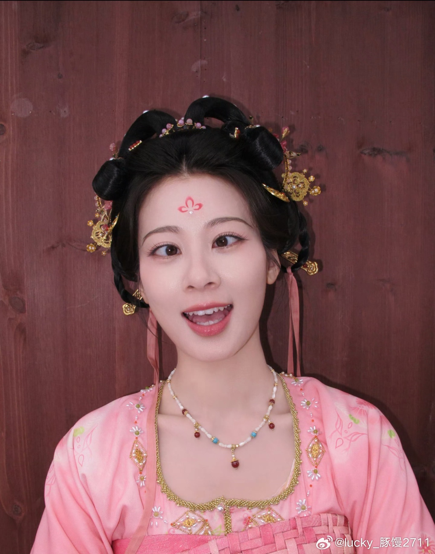 内娱的🍉1.郭富城虽然重男轻女，但对女儿挺好，不会苛待。2.辛芷蕾的片酬没变化，影后头衔对她的加成