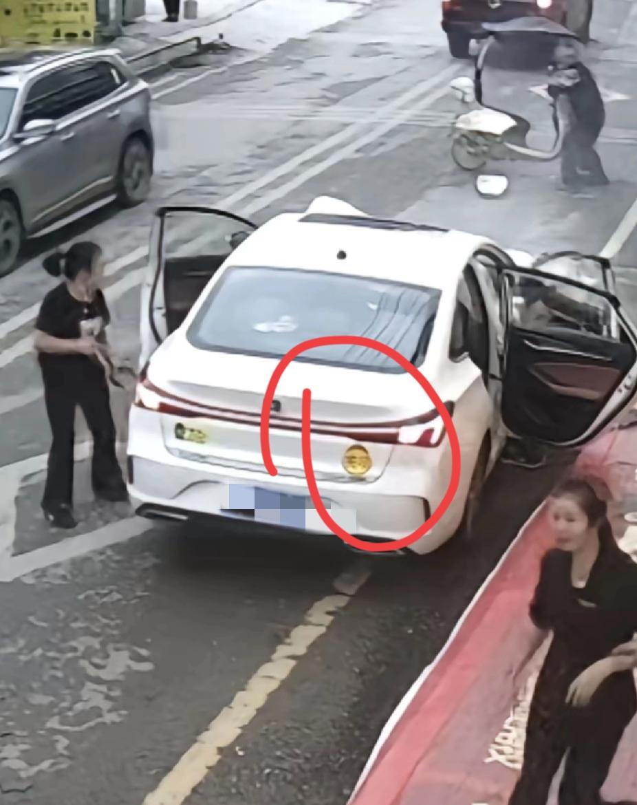 利川这事真让人痛心！网友说：女儿孝心送新车，车上还坐着女婿和外孙。54岁的阿姨