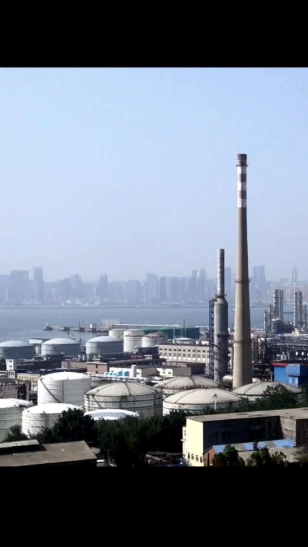 我觉得一个人最可贵的品格是真诚。真诚就像夏日午后的阳光，不藏不掖。对自己真诚，不