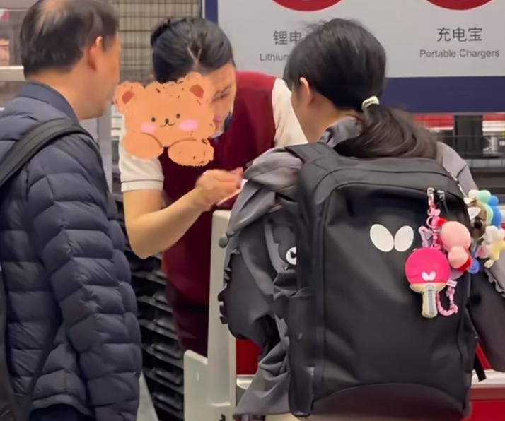 张本美和揣着亚军奖牌跟父亲张本宇回日本的时候，谁能想到她哥张本智和这趟连前八都没摸到？同一个爹带出来