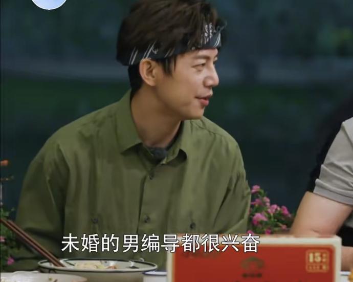何炅说沈月一开始到湖南卫视实习做编导，《快乐大本营》的未婚男编导都很兴奋，说来了