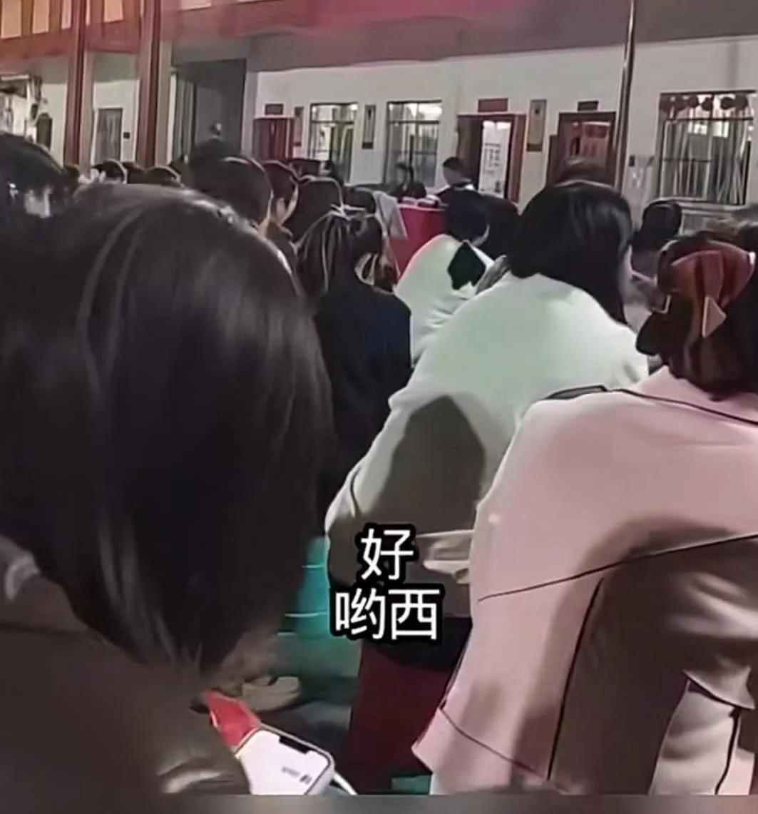 广西南宁“吆西”校长没事儿了，既没有被停职，也没有被处理，只是公开道了个歉了事。