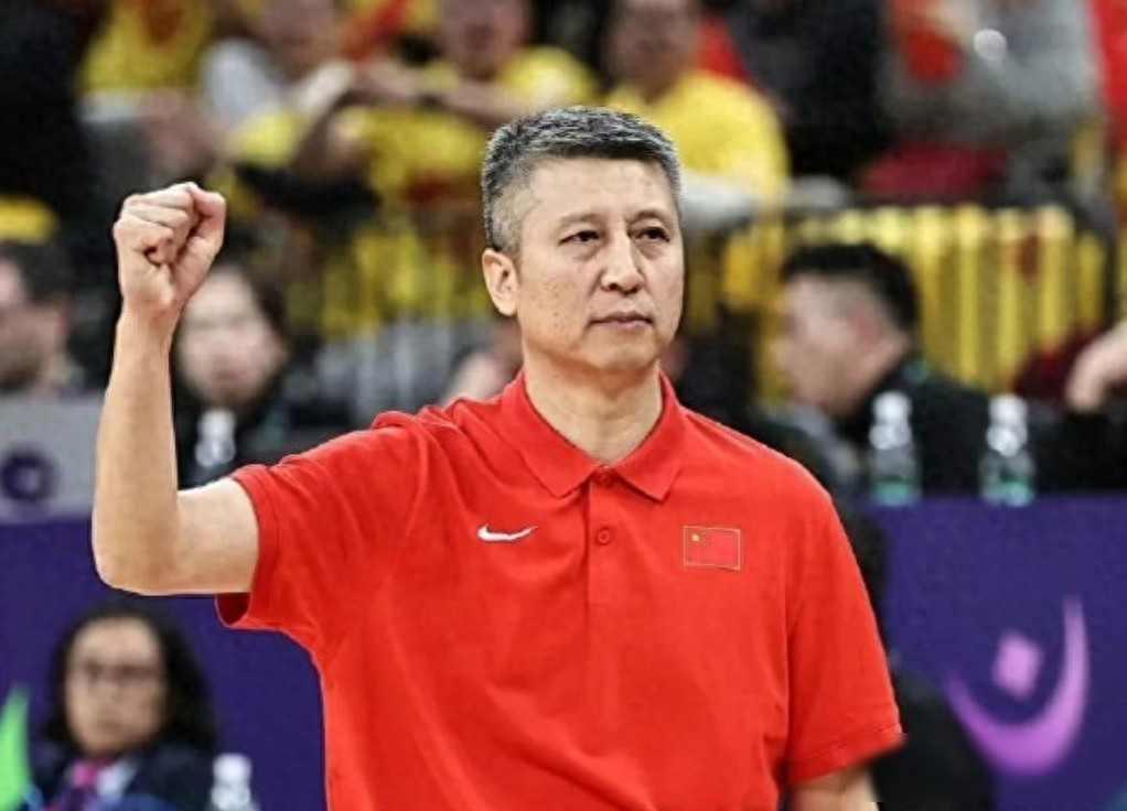 中国男篮热身赛16分轻取北控男篮，后者一直双外迎战昨天中国男篮与北控队打了场热