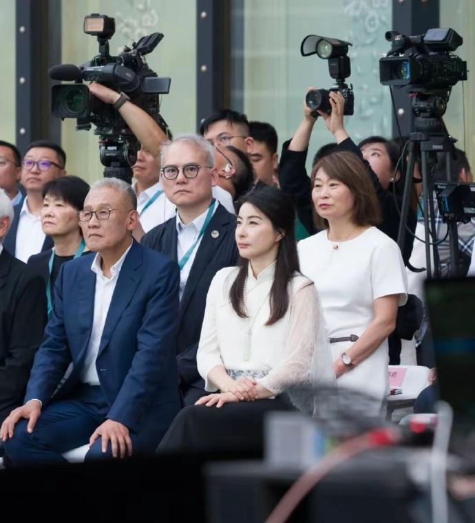 近日郭晶晶在香港出席时尚活动，她这回走经典的黑白搭配风格，真的是太迷人了。她