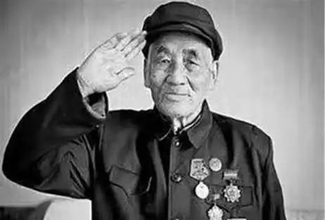 1994年，一个叫冬妮的人来到志愿军第47军“调查”自己的父亲，可是查遍了资料也