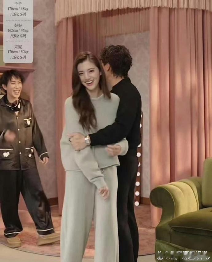 吴千语是真的美，直播间里被施伯雄紧紧抱着，好甜蜜，嫁对了​​​