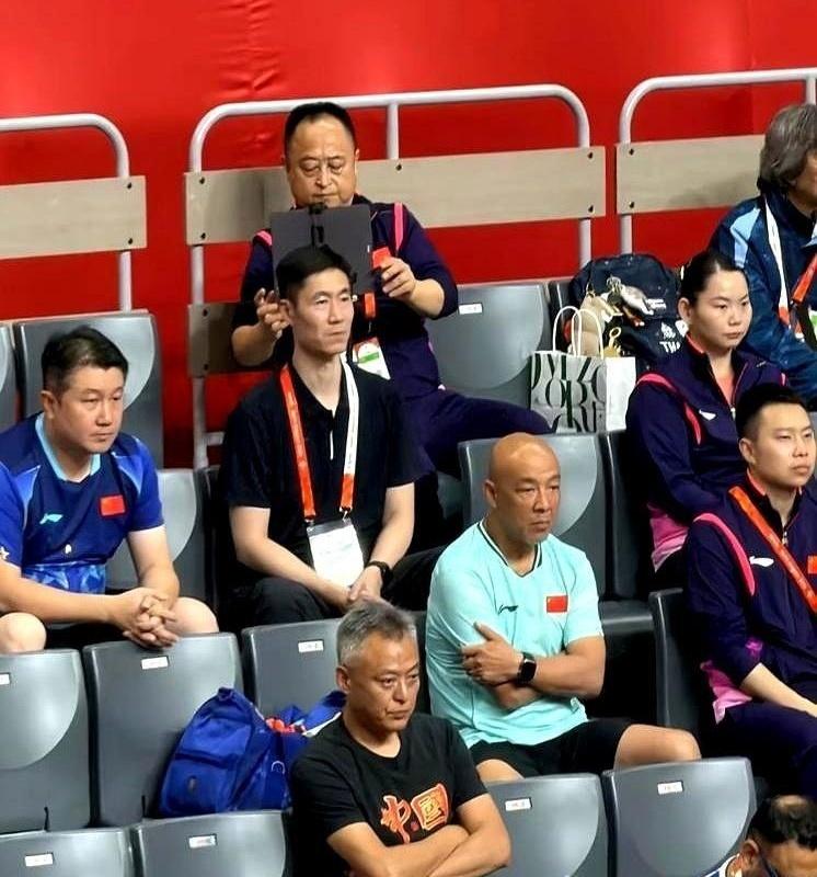 你见过腿上绑着冰袋，还硬生生把两分咬下来的人吗？看台上那排人，比她腿还紧。秦指