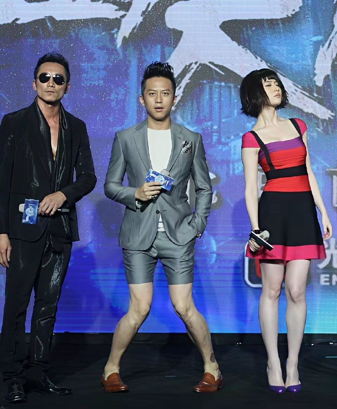 刘亦菲这个发型不是重点，是邓超会抢镜头的啊哈哈哈哈​​​