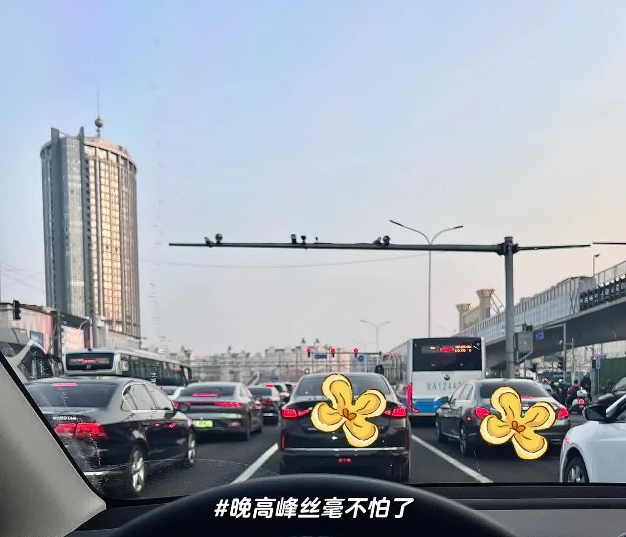 行车礼让知识，一定记住！​​一：左转，让直行二：右转，让行人与直行车辆