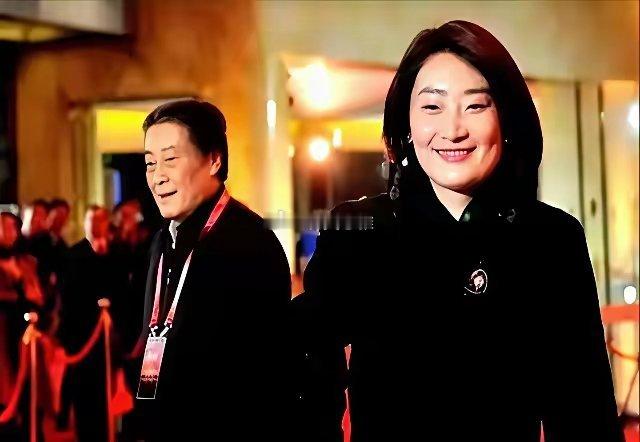宗庆后原本脸就很大生得宗馥莉比他脸还大他这个女儿大脸大气的