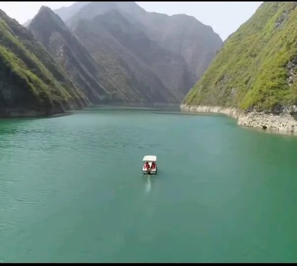 不少人以为陕西缺水，实际上陕西并不缺水，而且是全国非常重要的水源地，只是水资源
