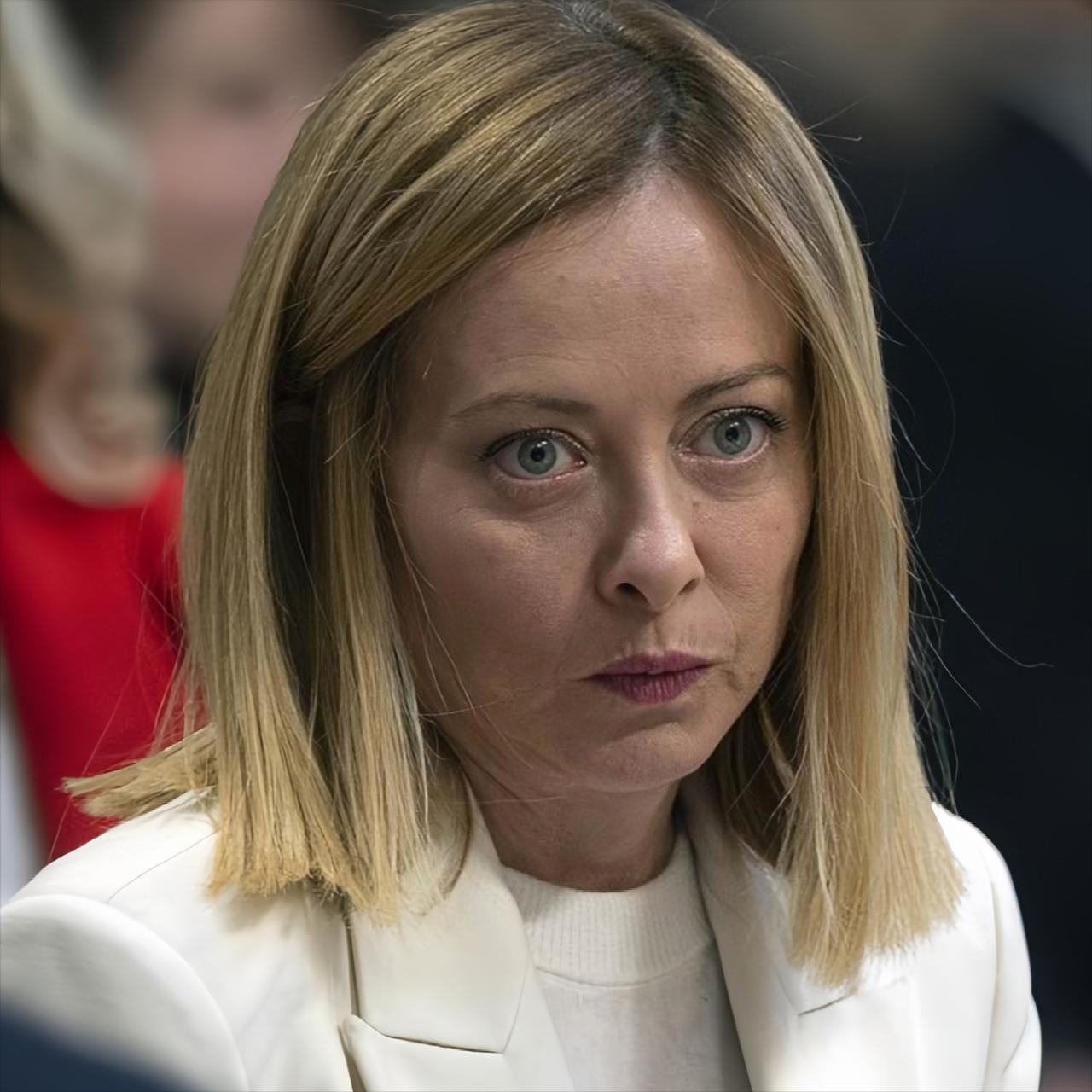 朗普气炸了！梅洛尼连干5件硬事，直接把美国的脸打肿了！拒绝美军轰炸机降落