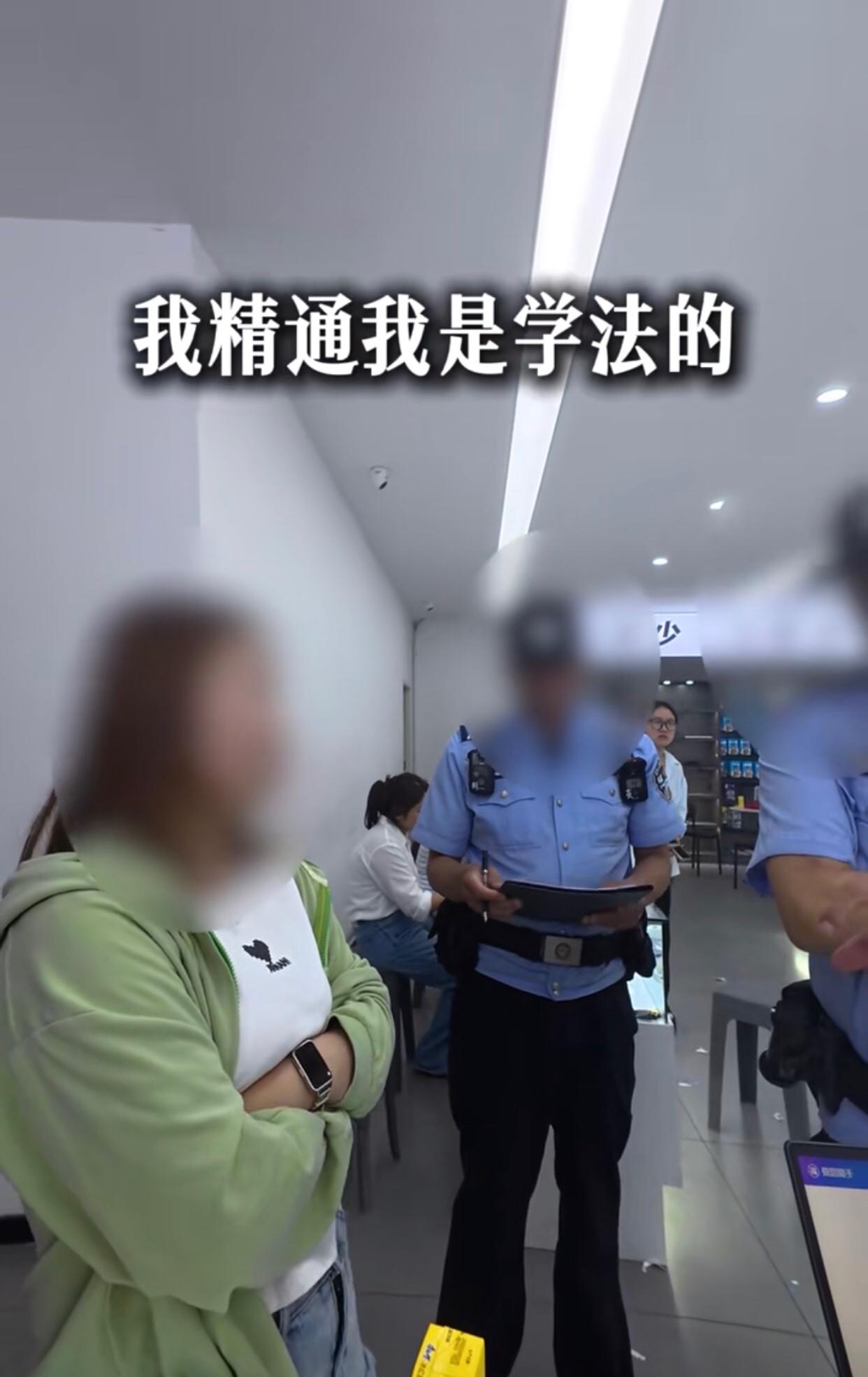 近日江苏淮安，一女子在去年8月买了一个二手手机，4个月前手机进水送来店里维修，如