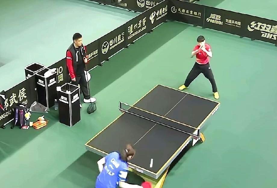 莎在成都混团比赛中，有没有人注意到这小细节，这细节藏着身边人对她的真切支持：