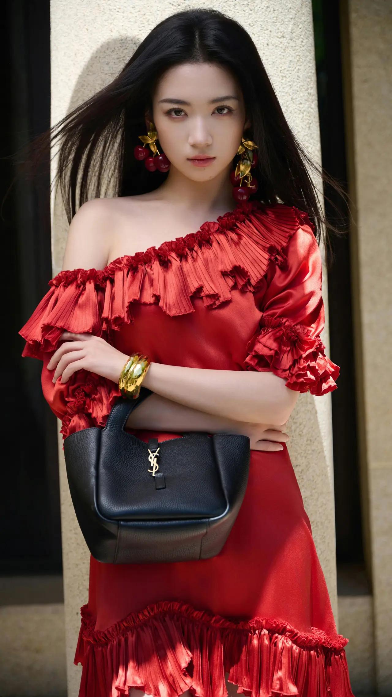 美女壁纸～一袭红裙漾开明媚氛围感，丝质褶皱缀着热烈锋芒，樱桃耳饰轻晃灵动，黑长直