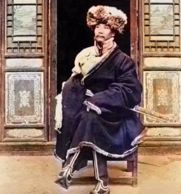 第19代“卓尼土司”杨积庆，牺牲前一张珍贵的老照片，拍摄于1935年。他因为在红