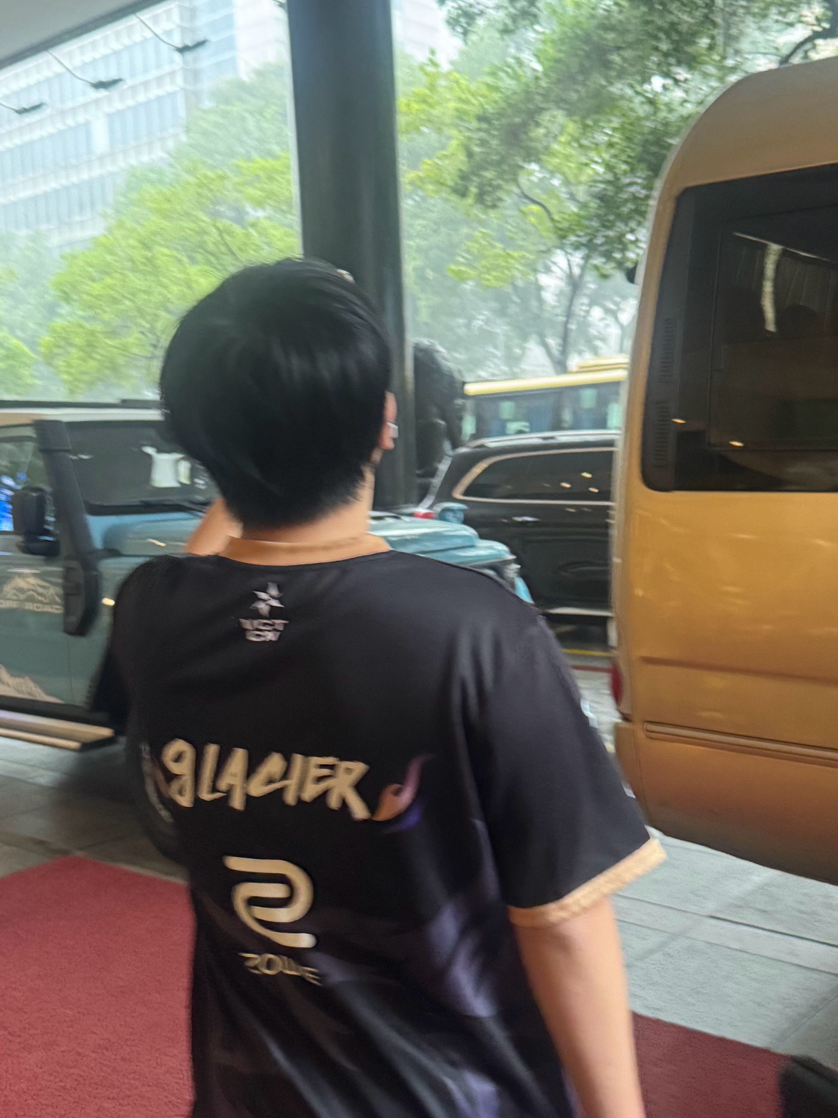 赛前小故事一则：出发的时候下了大雨，aluba和glacier纷纷拿出手机拍照记
