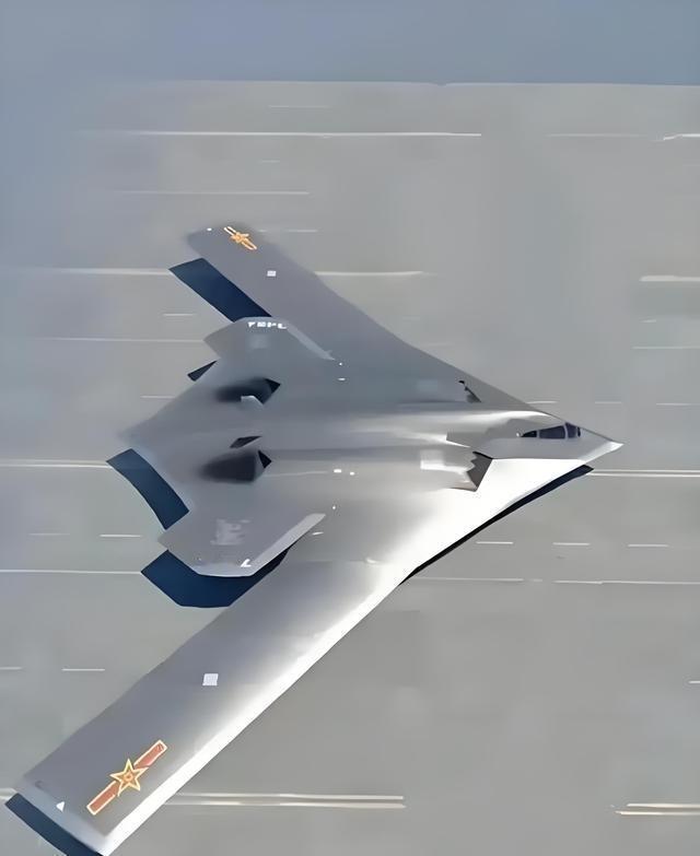 王炸！据外媒消息称，中国研发的新一代远程战略轰炸机H-20正在地面滑跑测试！说白