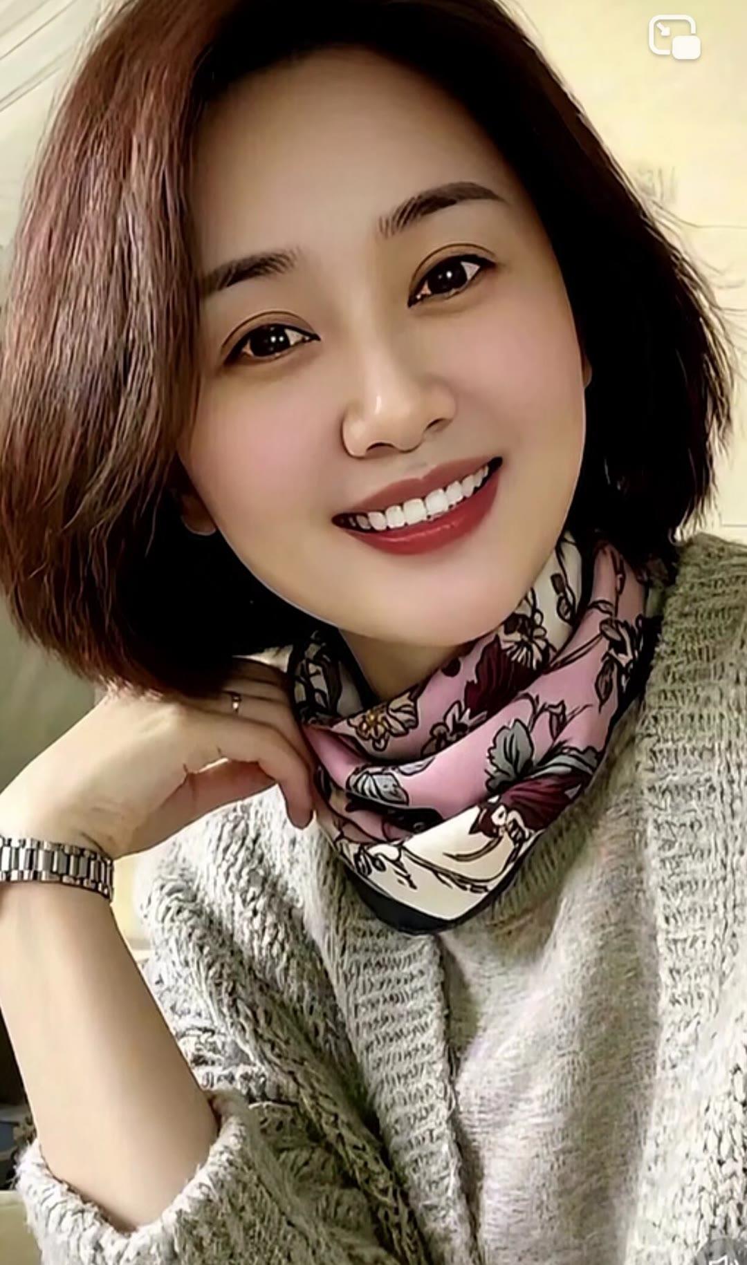 温柔甜美的笑容，温暖舒适的穿搭，元气满满的一天！🌞💕