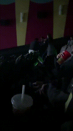 又一次刷新人的三观，一女的在电影院出轨渣男，被老公抓个正着，并且渣女的儿子就在旁