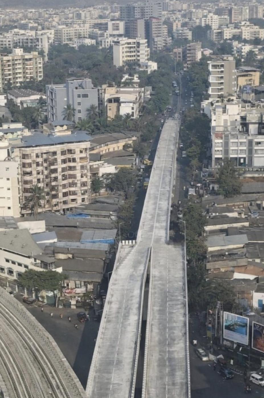 还得是印度。4车道变2车道，就是这么突然。你说他不合理吧，你每个方向都留