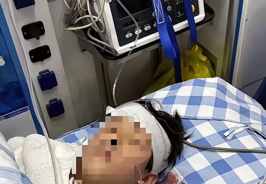 这个父亲最后悔的，可能就是年初五的那个决定。他带着八岁的孩子去云南虎跳峡，走