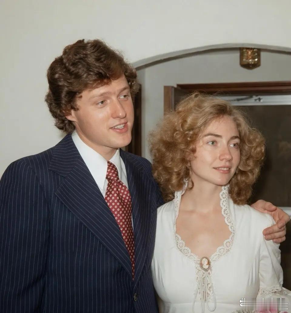 1975年，克林顿与希拉里在阿肯色州结婚时的留影，婚礼十分简朴，没有伴郎伴娘，没