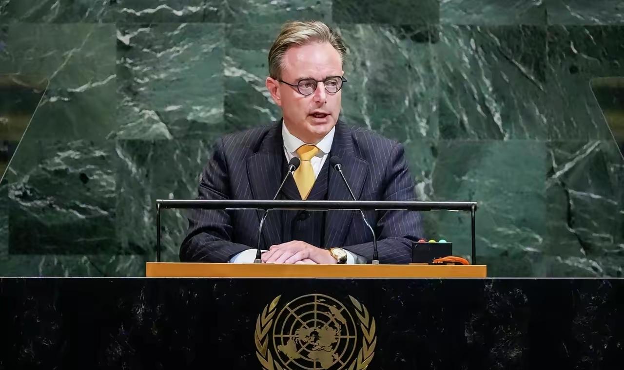 【天方夜谭】当地时间2025年12月3日，比利时首相德韦弗在接受比利时版《自由