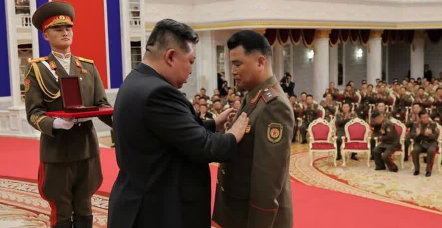 金正恩，授勋。朝中社今天（22日）披露消息称，朝鲜领导人金正恩主持了阵亡