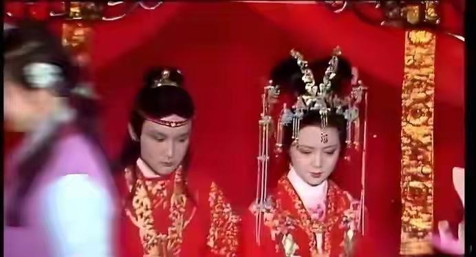 断钗冷烛：红楼最痛洞房夜，藏尽封建婚姻的残忍真相荣国府的红烛淌着烛泪，龙凤