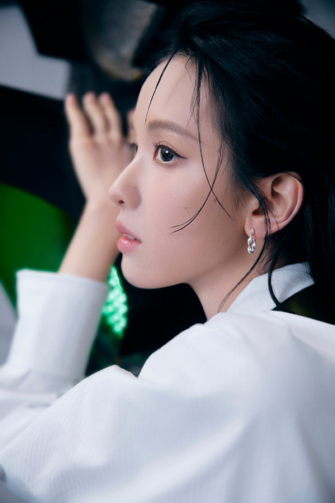 陈都灵湿发眼镜Look陈都灵白衬衫湿发背头霸总感陈都灵湿发眼镜Look，陈都