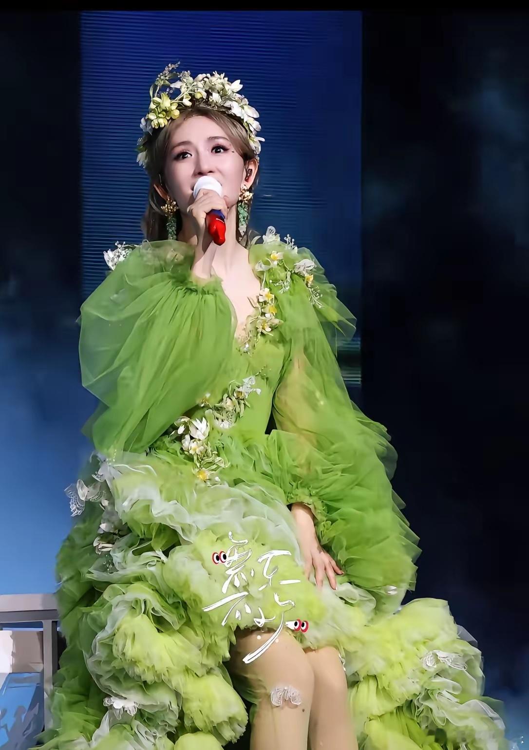 关于谢娜开演唱会并且门票秒售罄了其实之前那英早就说了大实话，那英之前在采访的时候