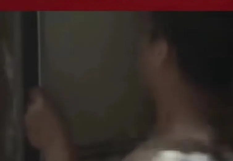 小伙被洪水围困在卷杂门口，眼看洪水就要将小伙全身淹没，然而围观群众却不敢贸然行动