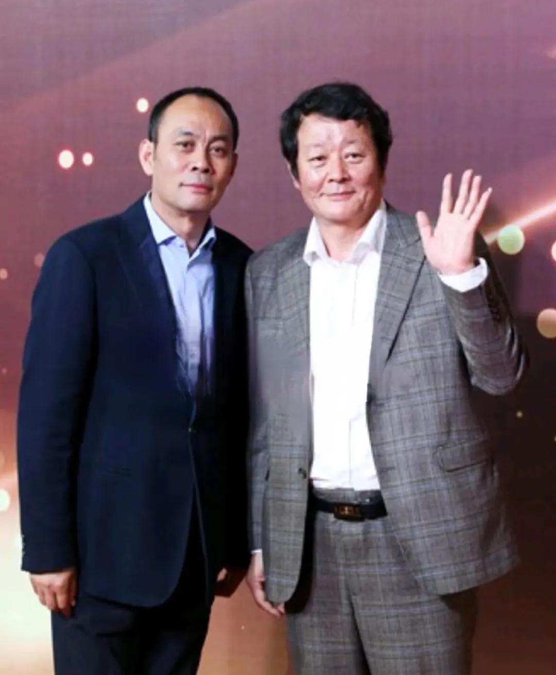两位在三国里都是抱得美人归的赢家。不同的是一个是病危倒在美人怀里，一个是好色让义