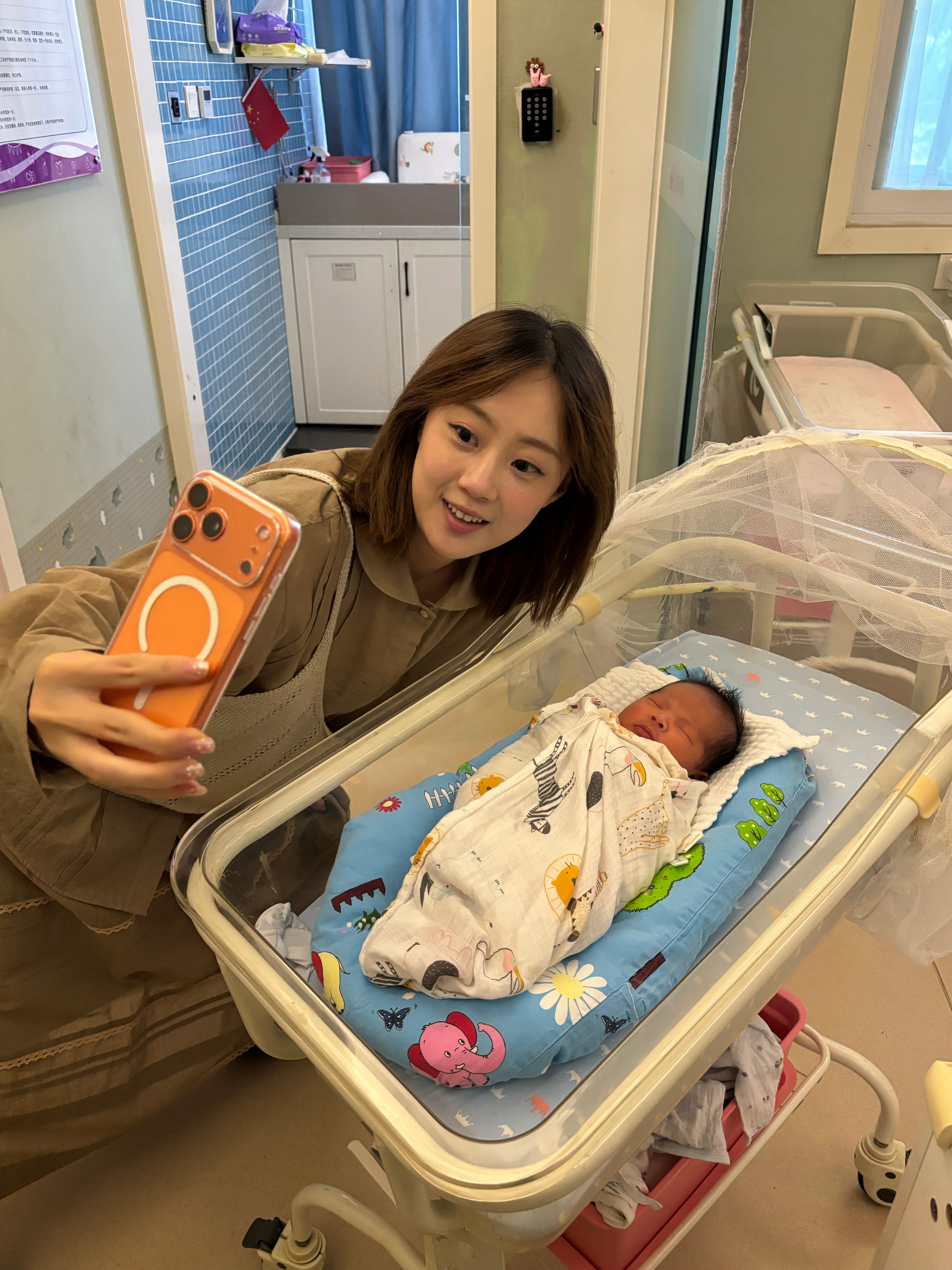去看了兰妹儿的亲儿子第一次亲眼见到这么小的小孩有点新奇又有点害怕原来人是这样长大的啊下午喂奶的时候护